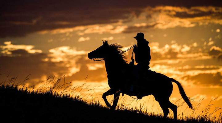 Ami-Vitale-American-West-horse-rider-sil