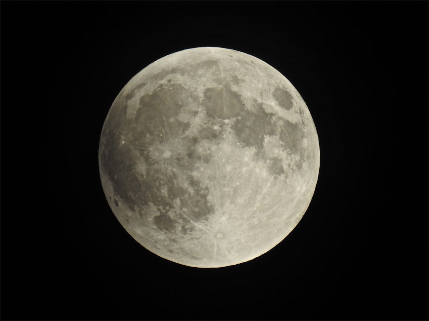 Shooting the Full Moon with the COOLPIX P900